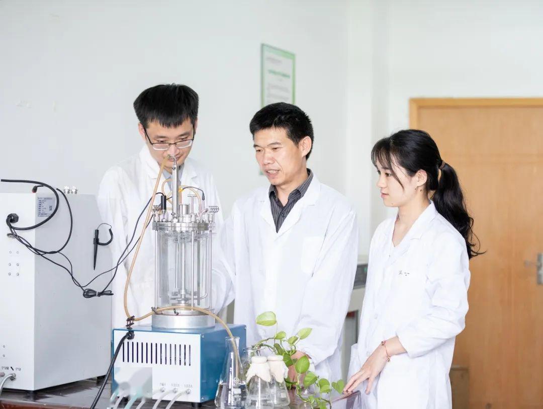 潛心教學為己任 服務地方顯擔當——記生物化工產品技術研發專家楊仲毅